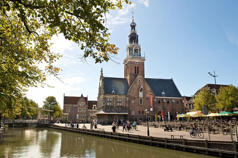 buitenaanzicht van de waagtoren Alkmaar